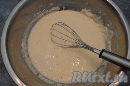 Небольшими частями начать добавлять в миску муку. Сначала вмешивать муку в тесто венчиком.