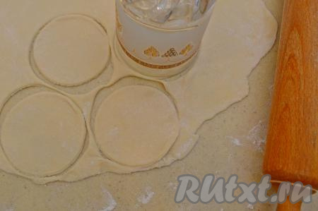 При помощи стакана вырезать круглые заготовки пельменей. Я вырезала при помощи стакана диаметром 7 сантиметров.