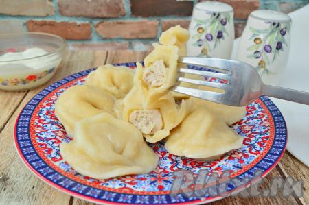 А вот как выглядит домашний пельмень в разрезе. Сочная, нежная начинка из курицы и тонкое пельменное тесто делают это простое блюдо очень вкусным. 