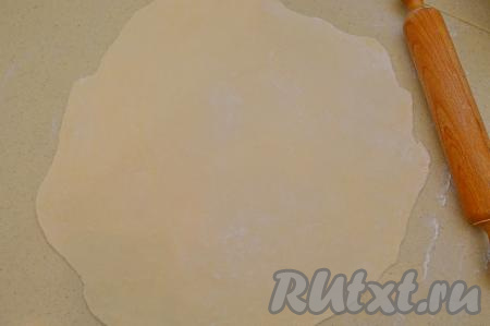 На припылённом мукой столе раскатать одну часть теста достаточно тонко. С таким пельменным тестом очень приятно работать, оно легко раскатывается и не рвётся.