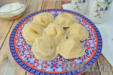 Готовые домашние пельмени с начинкой из курицы переложить на тарелку и подать их к столу горячими, дополнив сметаной, томатным соусом или майонезом.