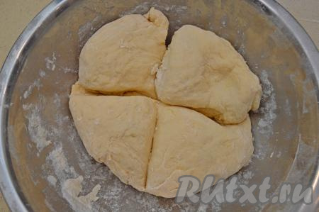 Разделить охладившееся тесто на 4 части.
