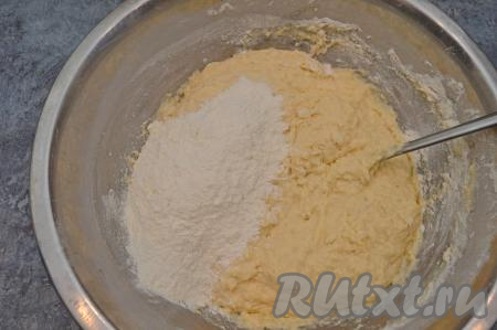 Затем продолжить замес пельменного теста ложкой.