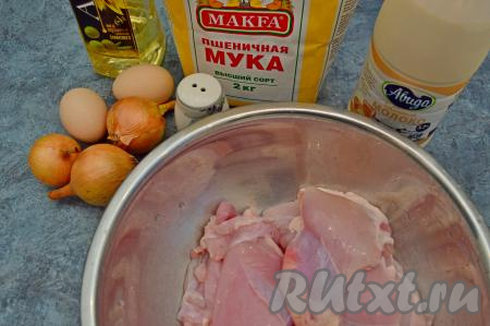 Подготовить продукты для приготовления домашних пельменей из курицы. Я предпочитаю брать курицу целиком, мою, обсушиваю её, удаляю с неё кожу и срезаю 750 грамм мяса.