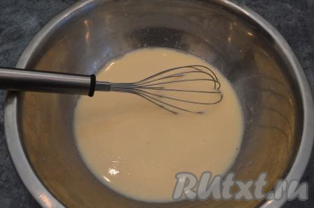 Теперь замесим тесто для пельменей. Для этого нужно в кастрюлю влить молоко, поставить его на огонь и прогреть до комнатной температуры, затем перелить в миску, удобную для замешивания теста, всыпать соль, влить растительное масло и вбить сырые яйца, перемешать венчиком до однородности.