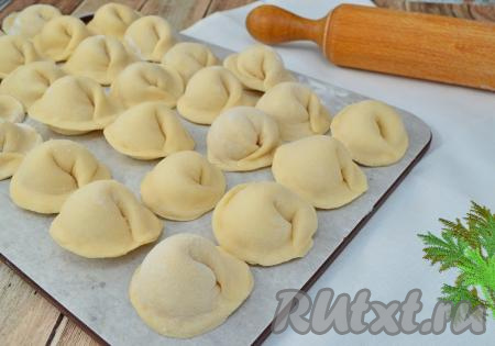 Из указанного количества ингредиентов у меня получилось 106 пельменей. Такое количество вряд ли можно съесть за один раз. Я часть сформированных пельменей выкладываю в один слой на припылённую мукой доску и замораживаю в морозилке. Затем перекладываю с доски замороженные пельмени в целлофановый пакет, отправляю на хранение в морозилку.