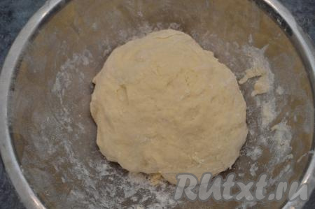 Когда ложкой уже будет сложно перемешивать, продолжаем замес руками. Тесто добавляем только по необходимости. Итоговое тесто для пельменей должно не липнуть к рукам, быть мягким, но при этом в меру плотным, напоминающим, как говорится, мочку уха. Главное ориентируйтесь не на количество добавляемой муки, а на консистенцию замешиваемого пельменного теста. Тесто поместить в миску, накрыть и убрать в холодильник минут на 30.