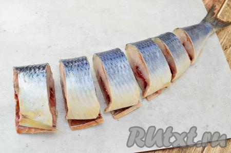 Через 48 часов селёдка будет готова, а значит её можно потрошить, чистить и подавать на стол.