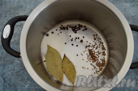 Теперь приготовим рассол, для этого в миску нужно всыпать соль, сахар, добавить лавровые листья, кориандр, гвоздику, горошины чёрного и душистого перцев.