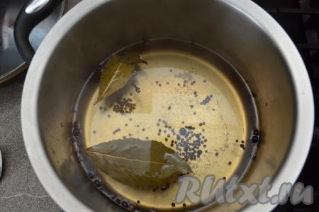 В кастрюлю со специями влить воду, перемешать, поставить на сильный огонь. Когда вода закипит, проварить пряный рассол на небольшом огне минуты 2. Кристаллы соли и сахара должны раствориться. Выключить огонь, накрыть кастрюлю крышкой и остудить рассол примерно до 40 градусов.