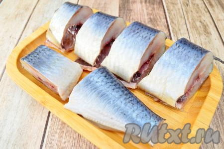 Селёдка, приготовленная в пряном рассоле в домашних условиях, получается в меру солёной, ароматной и очень вкусной. Она отлично подходит в качестве дополнения к отварному картофелю. Ну и конечно с ней можно приготовить наивкуснейшие бутерброды или различные закуски.