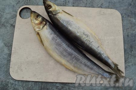 Селёдку, если она заморожена, следует полностью разморозить. Чистить и потрошить рыбу не надо, мы будем засаливать её целиком. Рыбку надо только промыть под проточной водой.