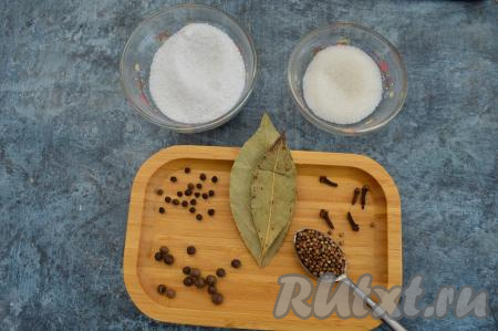 Подготовить продукты для пряного рассола.