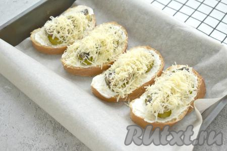 Посыпаем бутерброды сыром, натёртым на мелкой тёрке.