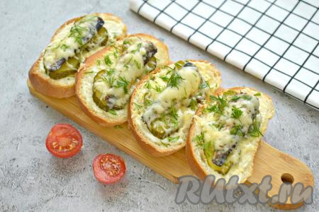 Горячие бутерброды, приготовленные со шпротами и солёным огурцом в духовке, получаются вкусными, сытными, аппетитными, их можно подать к столу и в будни, и в праздники!