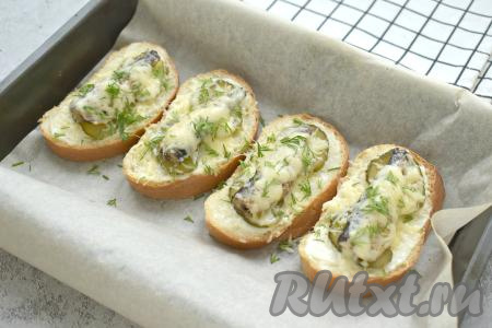Укроп (при желании вместо него можно взять петрушку или зелёный лук) моем, обсушиваем, мелко нарезаем. Готовые бутерброды достаём из духовки, посыпаем свежей зеленью и сразу подаём к столу.