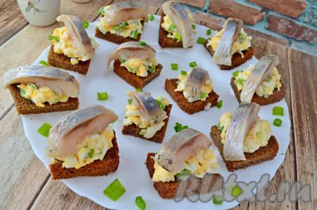 Очень вкусные, аппетитные бутерброды с яйцом и селёдкой на чёрном хлебе можно сразу подавать на стол. Смотрится эта закуска очень эффектно, а готовится проще простого.