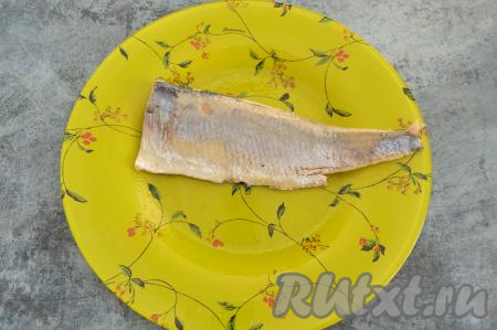 Я взяла половину филе селёдки, засоленной в домашних условиях, сняла с сельди кожу и тщательно убрала все косточки. Можно взять и покупное филе сельди, уже нарезанное на порционные кусочки.