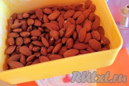 Отмерьте нужное количество подсушенного, но не жареного, миндаля.