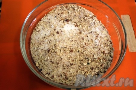 Измельчите половину миндаля в порошок, а вторую половину - в крупную крошку (как на фото). Соедините обе части миндаля с сахаром, затем с мукой и перемешайте.