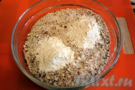 Измельчите половину миндаля в порошок, а вторую половину - в крупную крошку (как на фото). Соедините обе части миндаля с сахаром, затем с мукой и перемешайте.