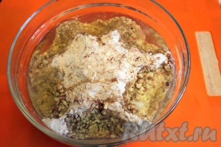 Добавьте белки, взбивать их для миндального печенья не нужно.