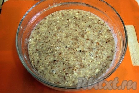 Тщательно перемешайте ингредиенты в однородную массу и разделите её на 2 части. Одну часть теста оставьте без дополнений.