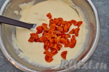 Промытую и обсушенную курагу нарезать не мелко и выложить в миску с тестом для манника, перемешать.