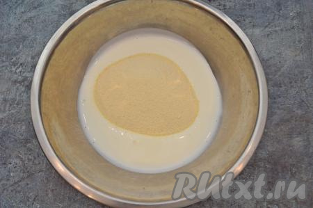 В миску влить кефир, всыпать манку.