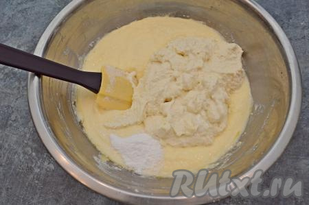 По прошествии 20-25 минут в миску с творожно-яичной массой переложить набухшую манную массу, перемешать до однородности, всыпать разрыхлитель.