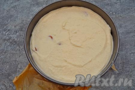 Переложить творожное тесто в подготовленную форму, разровнять лопаткой и отправить в духовку, разогревшуюся до 180 градусов. Готовить манник 50-55 минут. Готовность манника следует проверять сухой деревянной палочной (или зубочисткой), для этого сделайте прокол по середине, если палочка останется сухой и чистой после прокалывания, значит пирог пропёкся и можно его вынимать из духовки.