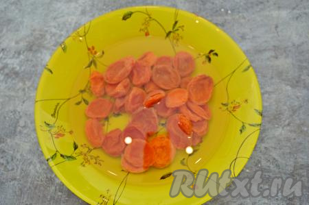 Пока манка набухает, можно заняться сухофруктами, если захотите их добавить в манник. Сухофрукты (у меня - курага) нужно промыть под проточной водой, после этого переложить в глубокую тарелку, полностью залить кипятком и оставить на 5 минут, затем слить воду. Переложить сухофрукты на бумажное (или тканевое) полотенце, дать обсохнуть.