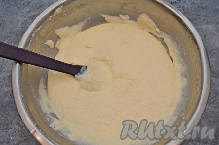 Снова перемешать тесто для манника до однородности. По консистенции оно будет напоминать густую сметану.