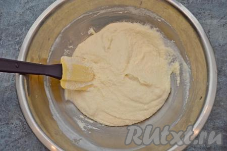 Очень хорошо перемешать манку с кефиром лопаткой (или столовой ложкой) и оставить минут на 20-25, чтобы манка как следует набухла.