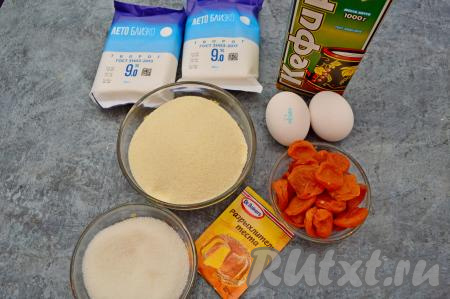 Подготовить продукты для приготовления творожного манника на кефире в духовке. Для этого манника можно взять творог и кефир любой жирности. Я взяла творог жирностью 9% и кефир жирностью 2,5%.