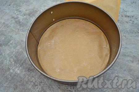 Разъёмную форму для выпечки застелить пергаментом, смазать бока и низ формы растительным (или сливочным) маслом. Я использовала форму для выпечки диаметром 16 сантиметров.