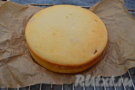 Готовый творожный манник, замешанный на кефире, достать из духовки, дать слегка остыть, затем аккуратно снять бортики, разместить пирог на решётке, чтобы он немного остыл.