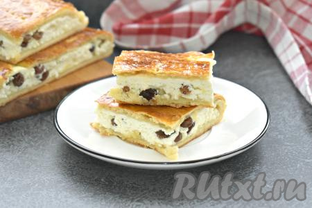 Пирог из слоёного теста с творогом остужаем, нарезаем на порции и подаём к столу. Пирог получился нежным, вкусным, в меру сладким. Такая выпечка отлично дополнит чашку горячего чая или кофе.