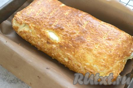 Отправляем пирог с творогом в разогретую до 180 градусов духовку примерно на 25 минут (до подрумянивания слоёного дрожжевого теста).