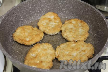 Жарить куриные шницели на среднем огне с двух сторон до золотистого цвета (по 5-7 минут с каждой стороны).