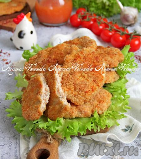 Готовые шницели из куриного фарша переложить со сковороды на бумажное полотенце, чтобы удалить излишки масла. Постепенно пожарить все шницели. Благодаря панировке, блюдо получается очень аппетитным. К столу шницели, приготовленные по этому рецепту, нужно подавать горячими, дополнив гарниром и соусом на ваш вкус.