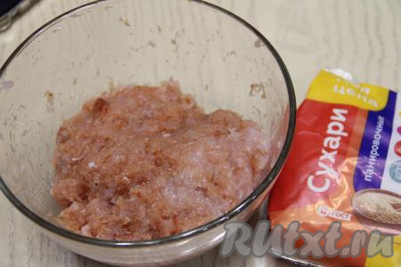 Тщательно вымесить фарш с солью и специями.
