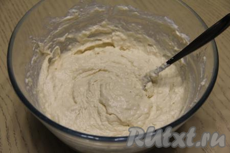 Частями добавляя оставшуюся муку, замесить однородное, воздушное, в меру густое тесто, как на фото.