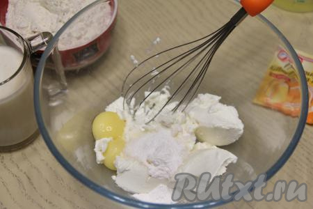 Сливочное масло растопить (я растопила в микроволновке), дать ему немного остыть и вместе с сахаром, солью и ванилином добавить в миску с рикоттой и яйцами.