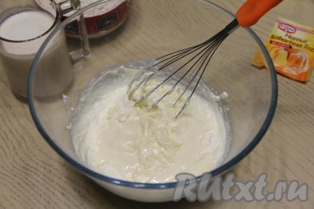 Перемешать венчиком рикотту с яйцами и маслом до однородности.