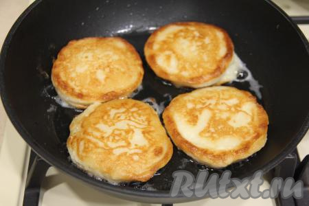 Жарить оладьи с рикоттой с двух сторон на среднем огне до золотистого цвета. Затем перекладывать на тарелку. Постепенно пожарить все оладушки (у меня получилось 15 штук).