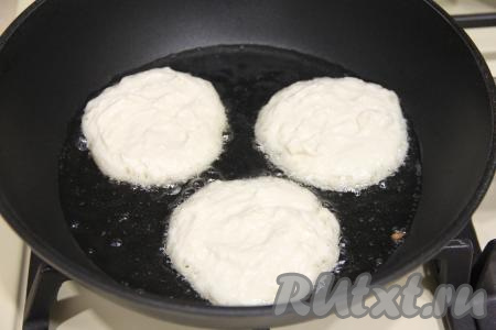 В сковороду влить растительное масло, очень хорошо его разогреть. Затем на разогревшуюся сковороду выкладывать по 1 столовой ложке теста в виде оладушек.