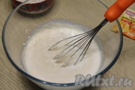 Влить кефир, перемешать.