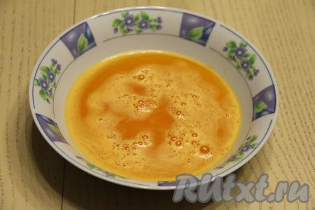 Процедить мандариновую массу через сито в глубокую тарелку. Жмых нам не понадобится. У нас останется только свежевыжатый мандариновый сок.