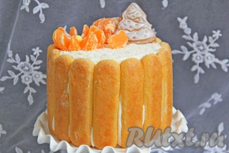 Украсить верх десерта по желанию. Я украсила несколькими дольками мандарина и фигурным печеньем. Подать красивый и вкусный тирамису к столу.